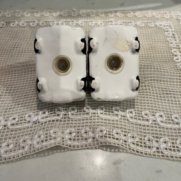 2 sets of Salt and Pepper Shakers. Minature OutHouse S&P and NYPD police car S&P - Picture 11 of 13